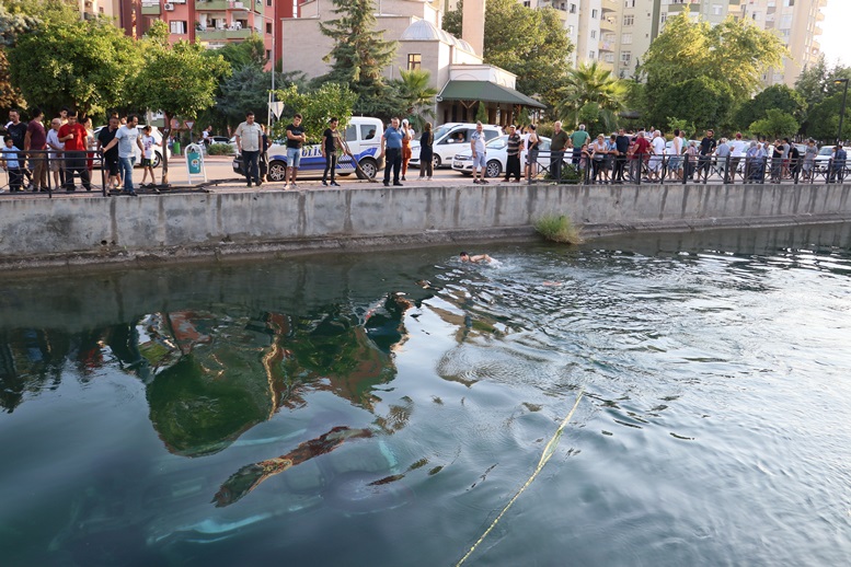 Otomobil sulama kanalına devrildi