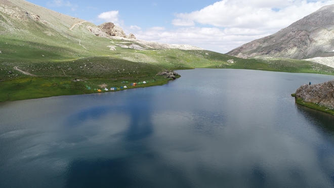 Kar ve göl manzarası ziyaretçileri mest ediyor