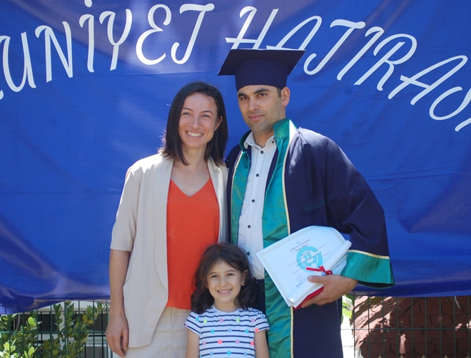 Öğrenci, öğretim görevlisi eşinden diplomasını aldı
