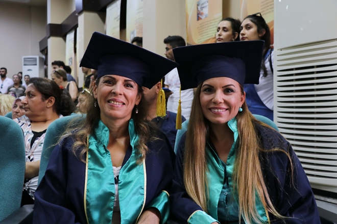 Aynı bölümde okuyan anne-kız derecelerle mezun oldu