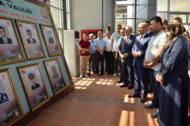 Şehit babası 15 Temmuz fotoğraf sergisini gözyaşlarıyla gezdi