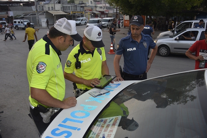 Adana’da 1 saatte 11 araca 14 bin TL ceza kesildi