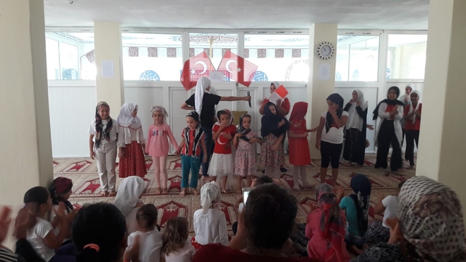 Kur’an kursu öğrencileri 15 Temmuz’u andı