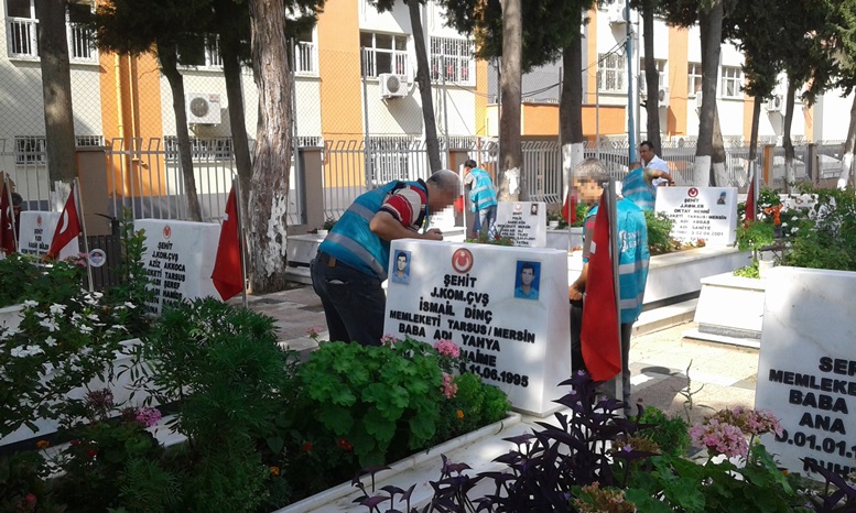 Denetimli serbestlik yükümlüleri şehitliği temizledi