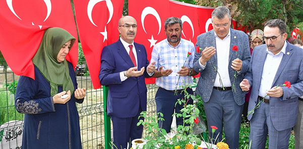 15 Temmuz şehitlerinin kabirlerine ziyaret