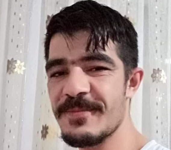 Eşinden ayrılan mobilyacı gece gitar çalıp kendini astı