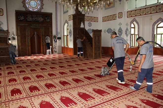 Çukurova Belediyesi ibadethaneleri temizliyor