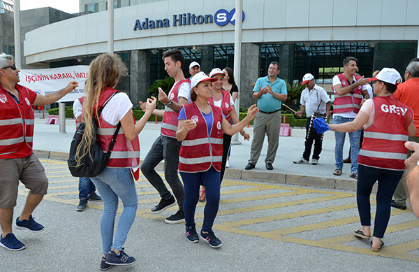 Adana'da otel işçileri grevde