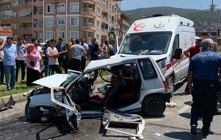 Ambulans kazası: 2 ölü, 1 yaralı