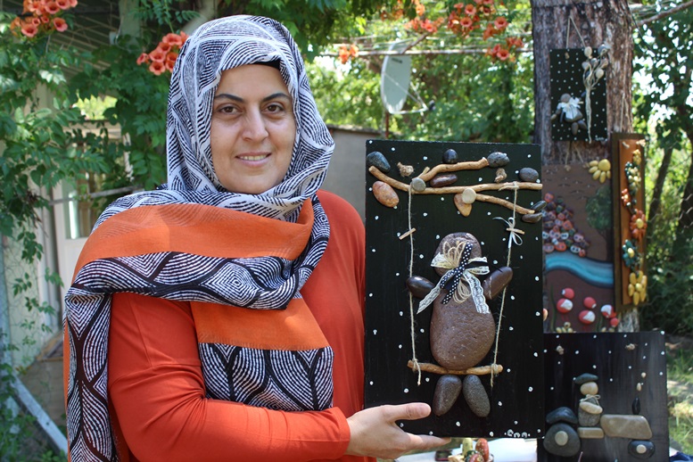 Ekmeğini taştan çıkarıyor
