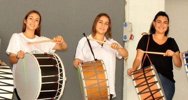 Genç kızların davul tutkusu