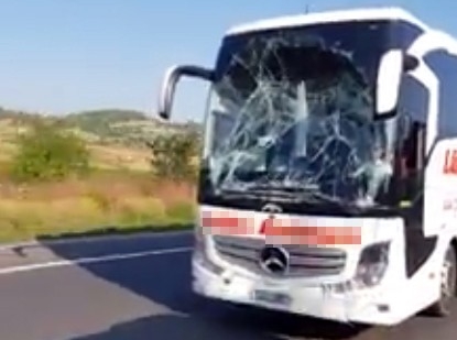 Camı kırık otobüsün tehlikeli yolculuğu