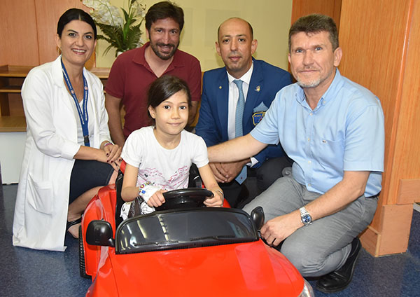 Çocuklar ameliyata akülü arabayla gidiyor