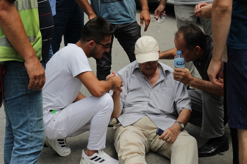 Yaşlı adama çarptı, kartvizitini görgü tanıklarına bırakıp gitti