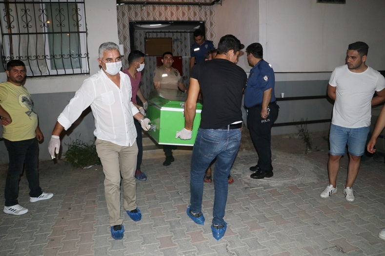 Travestinin evinde yakaladığı babasını öldürdü