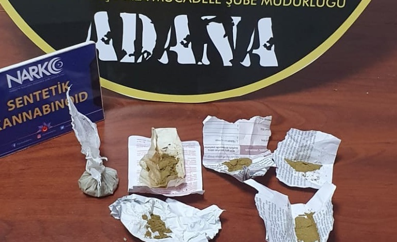 Parkta uyuşturucu satan 2 şüpheli tutuklandı