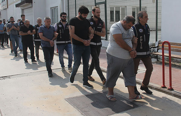 Pitbullu şebeke işitme engelli emekliyi de dolandırmış