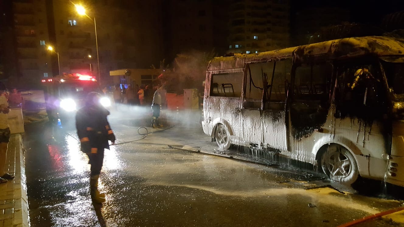 Park halindeki yolcu minibüsü alev alev yandı