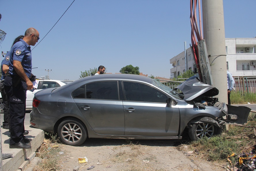 Otomobil beton direğe çarptı: 1 ölü, 2 yaralı