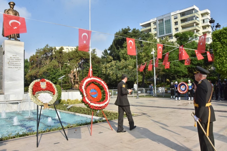 Karalar çelenk koymaya yetişemedi