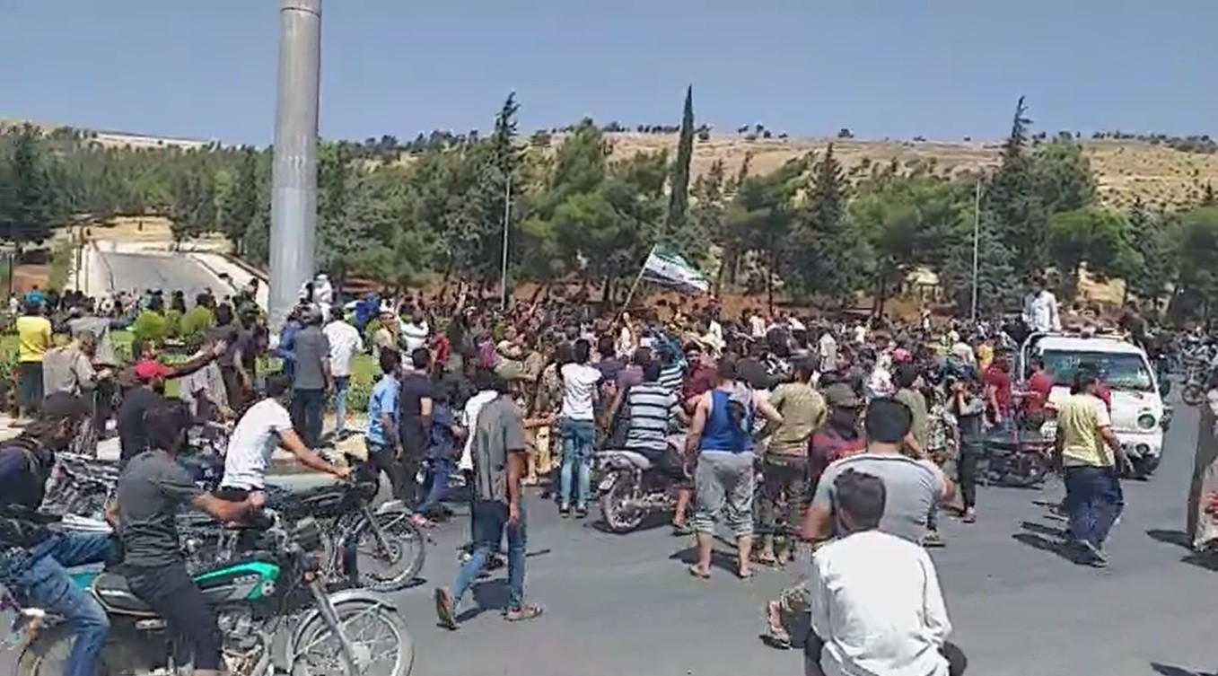 Bombalardan kaçan binlerce Suriyeli sınıra dayandı