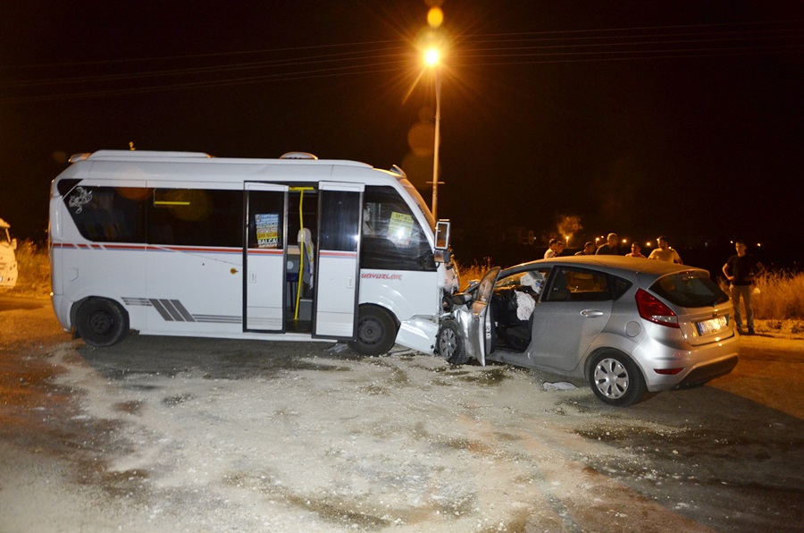 Adana'da yolcu minibüsü ile otomobil çarpıştı: 7 yaralı
