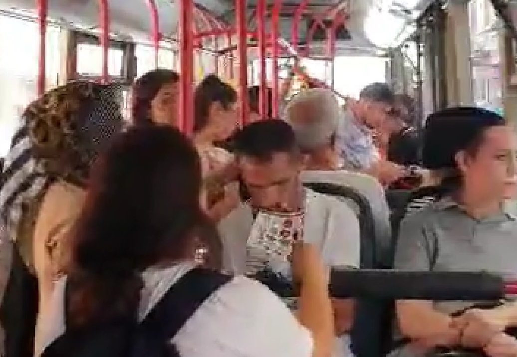 Toplu taşıma araçlarında ‘PİŞİYORUZ’