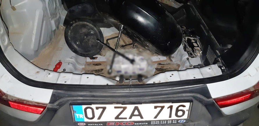 Otomobilin her yerini sigara zulalamışlar