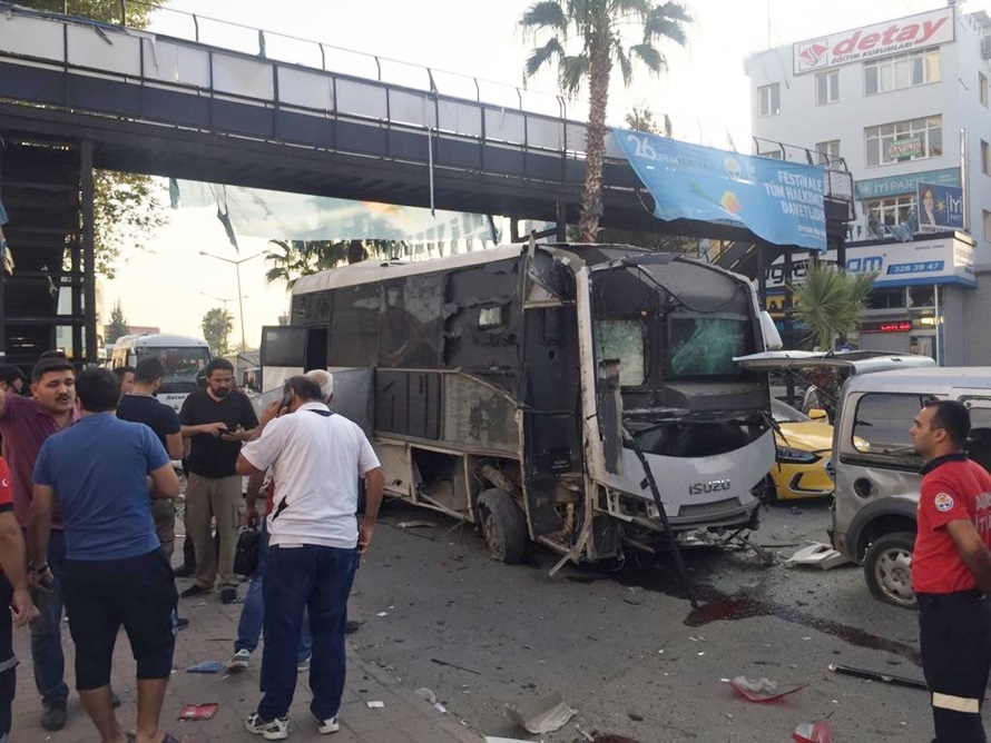 Adana'da çevik kuvvet servisine bombalı saldırı