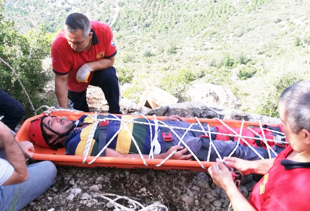 Uçurumdan yuvarlanıp mahsur kaldı