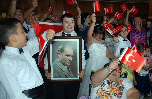 Özel çocuklardan resim sergisi