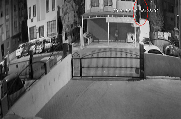 Tırmanarak 3 evi soydu