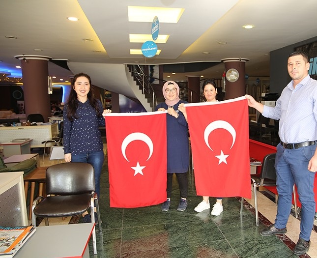 Yüreğir bayraklarla donatılıyor
