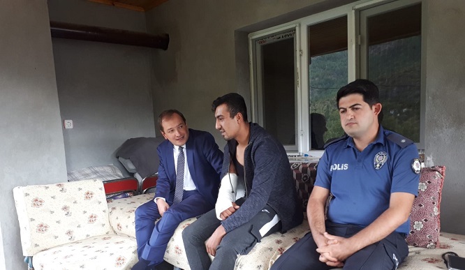 Gümrükçü'den yaralı askere ziyaret