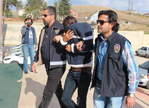 Maskeli bıçaklı gasp kamerada