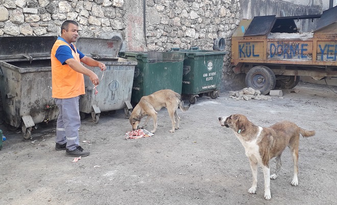 Belediye temizlik işçisinden anlamlı davranış
