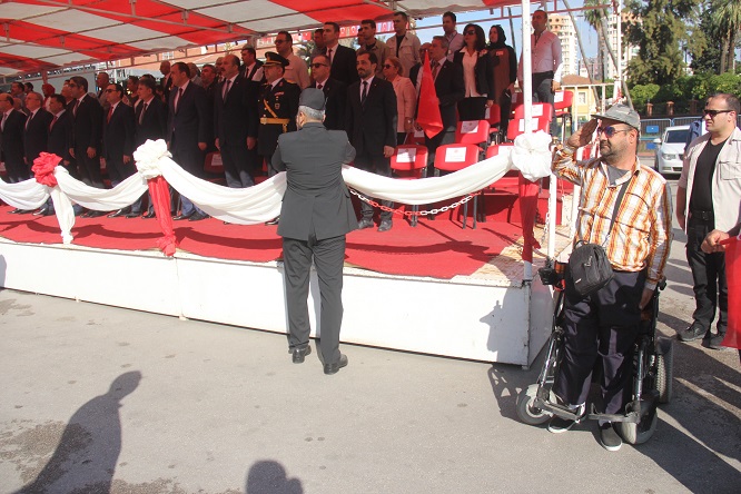 İstiklal Marşı'na duygulandıran saygı