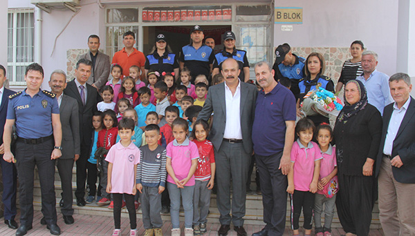 Polisten öğrencilere mont ve bot yardımı