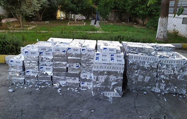 Kaçak sigaraları x raydan geçirmek için folyoya sardılar