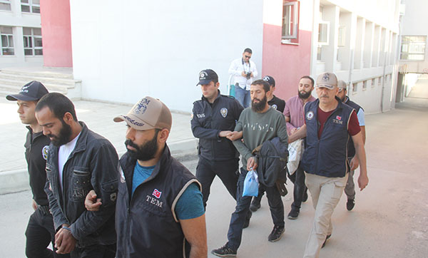 Yakalanan DEAŞ'lının silahlı fotoğrafları ortaya çıktı