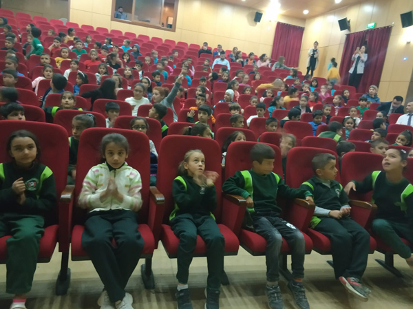 Ceyhan polisi çocukları tiyatroyla buluşturdu