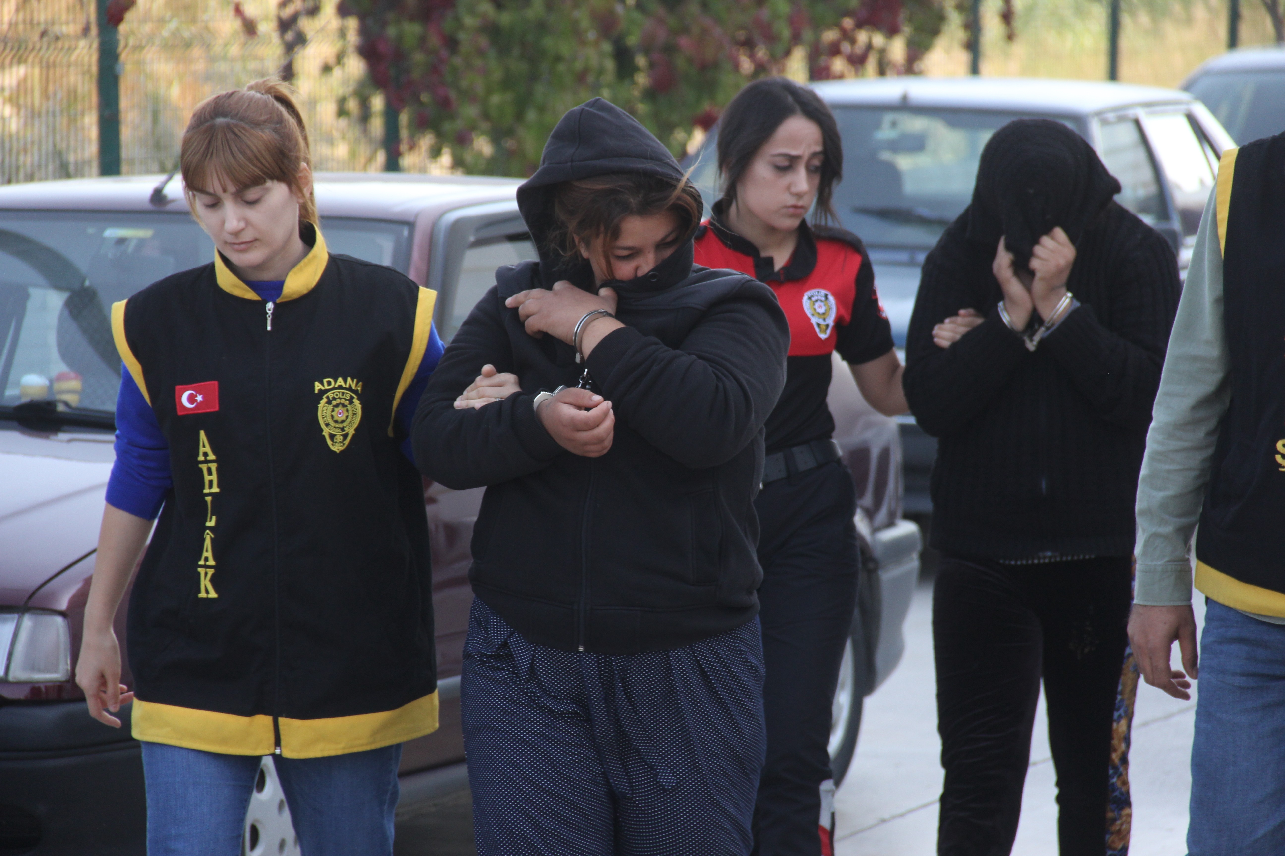 Yardım bahanesiyle bindikleri otomobilin sürücüsünü soydular