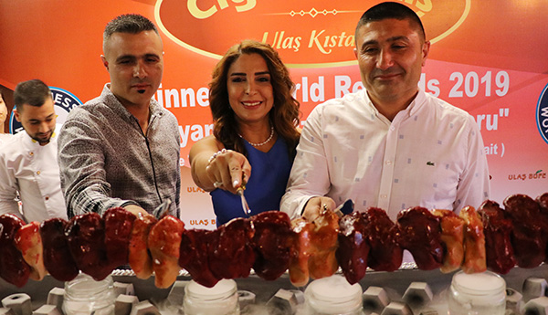 Rekortmen kebapçı başarısını kebap görünümlü pastayla kutladı