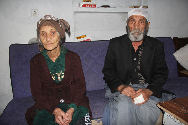 80 yaşındaki kadın eşini odunla dövüp bıçakladı