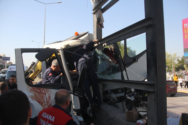 Baba oğul direğe çarpan çekicide sıkıştı