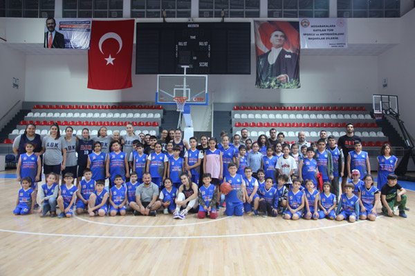 Minik basketbolcular ablalarıyla buluştu