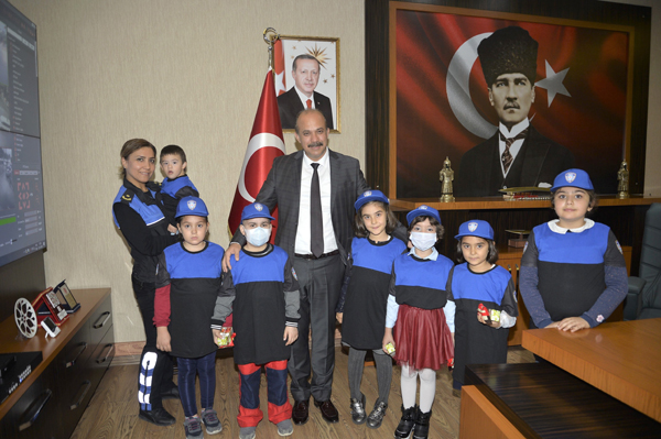 Engelli ve hasta çocuklar polis oldu