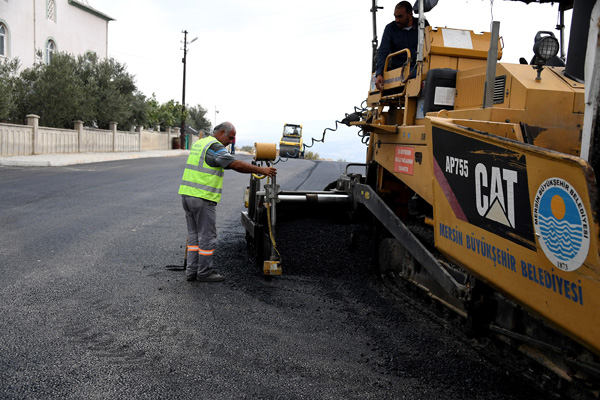 Mut’ta 1 ayda 9 bin ton sıcak asfalt döküldü