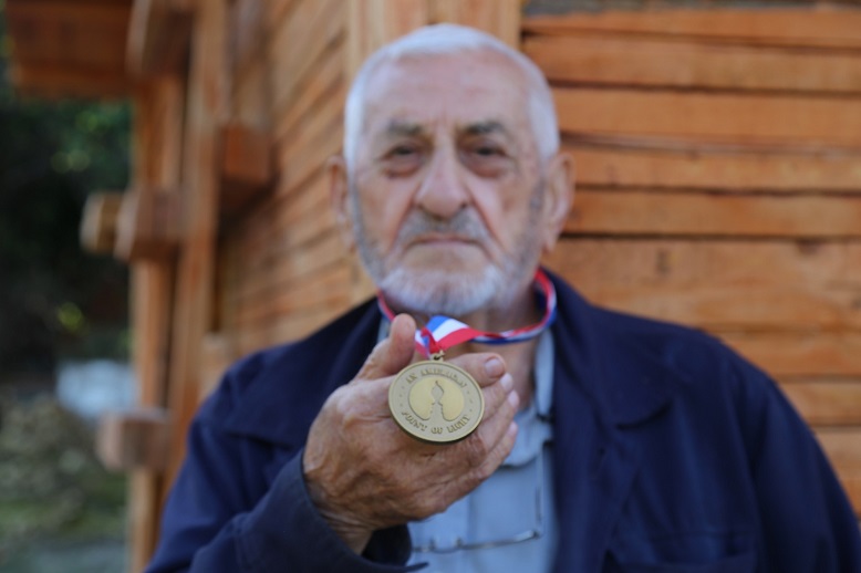 Otostop çekerek çıktığı ülkesine 66 yıl sonra döndü