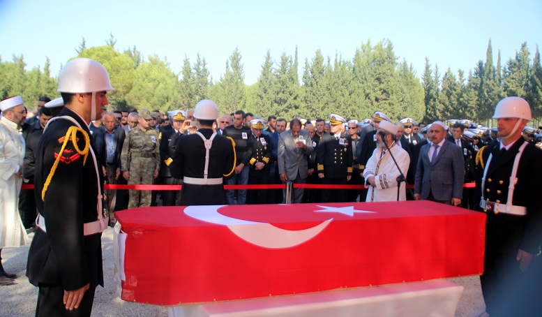 Şehit eşinin mezarından bir avuç toprak aldı